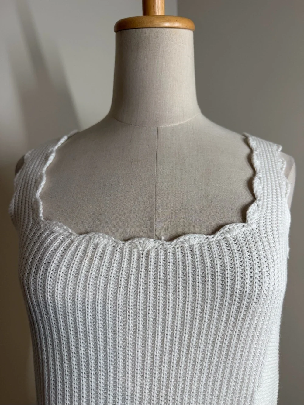 Anthropologie MOTH Women’s Newport-SZ XS- White Scalloped Knit Sweater Tank Top
